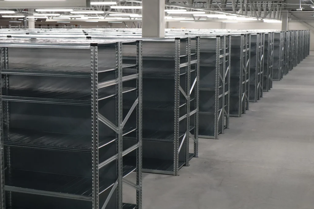 aditro-4 Överblick över lagerhyllor i ett tomt lager