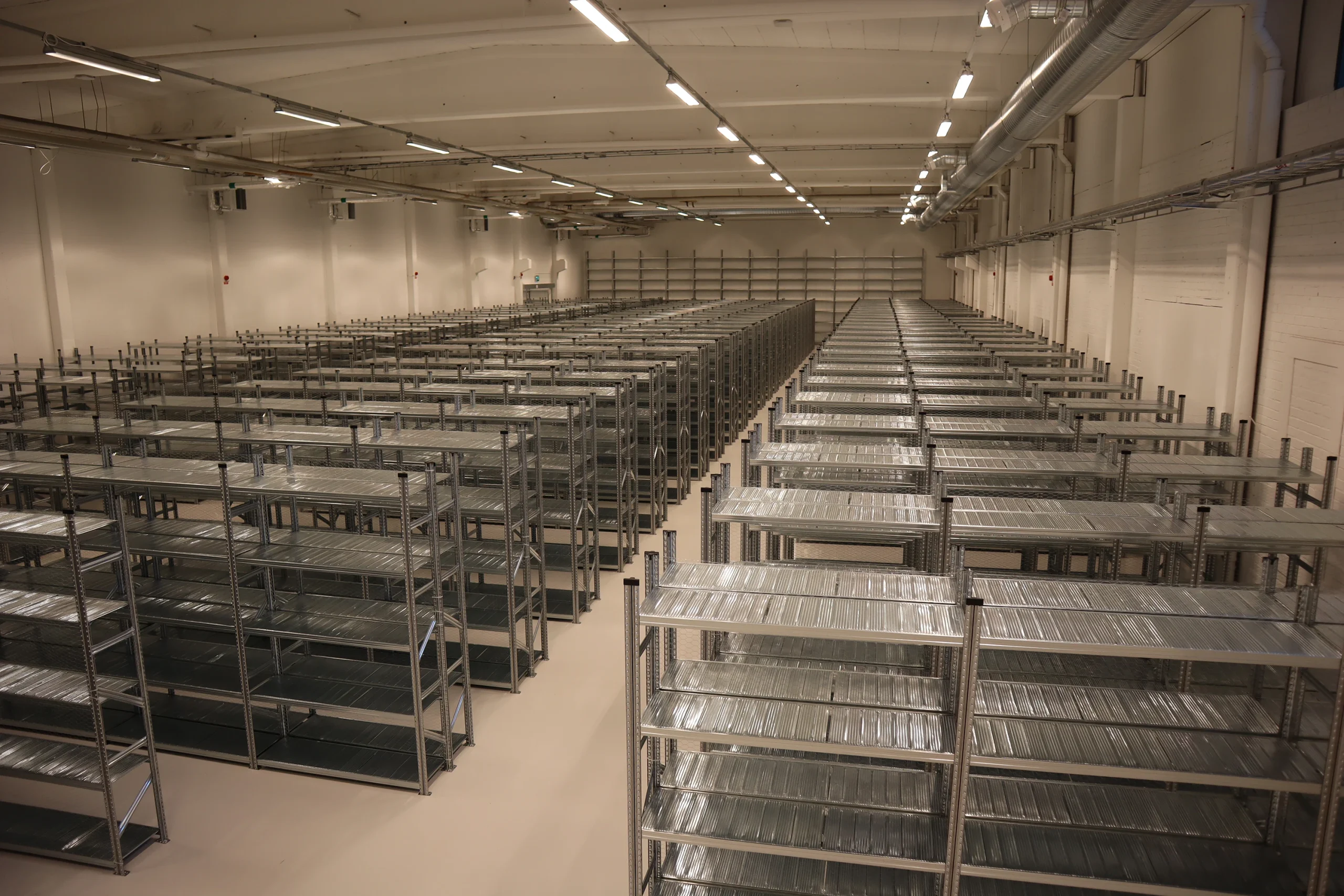 översikt över hyllställage i en lagerlokal