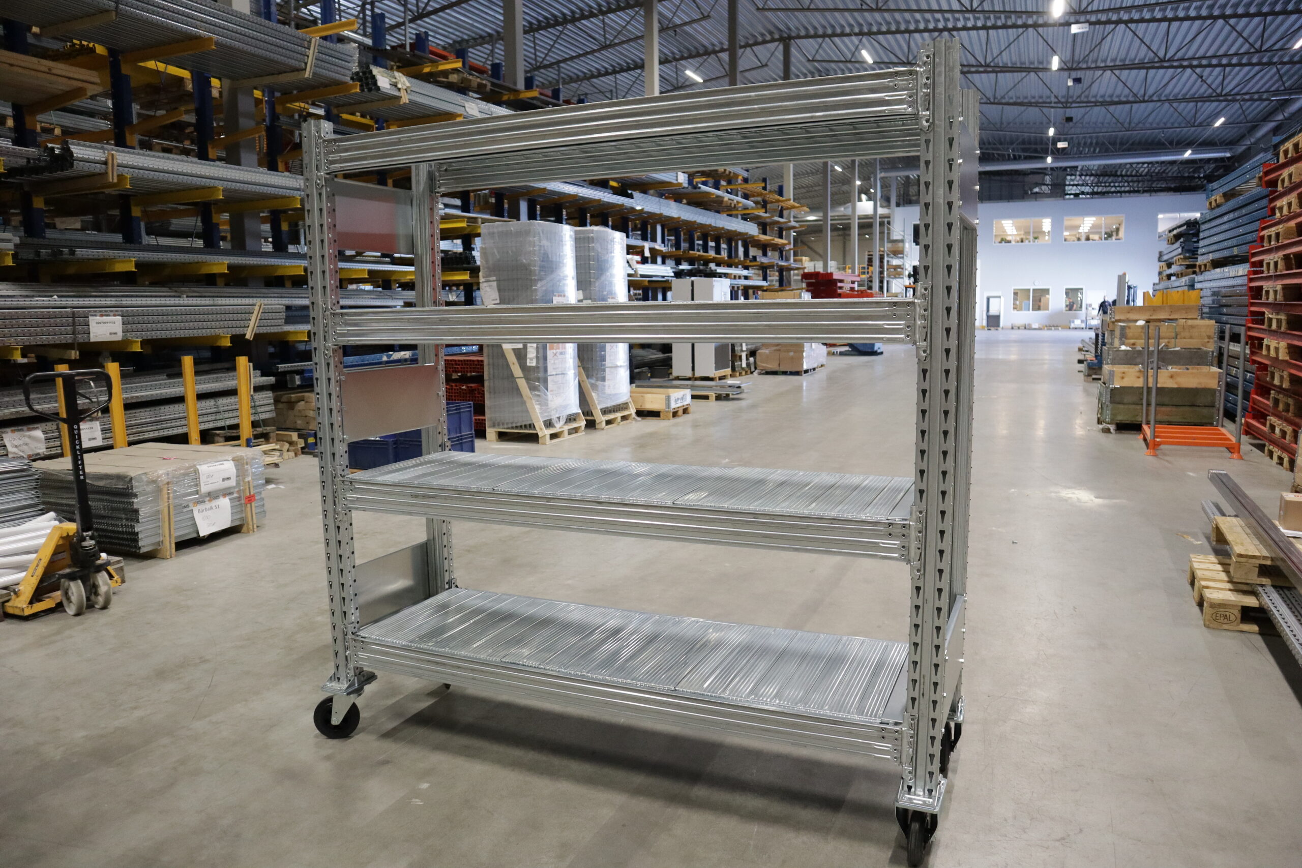 begagnad hylla med hjul på i ett lager