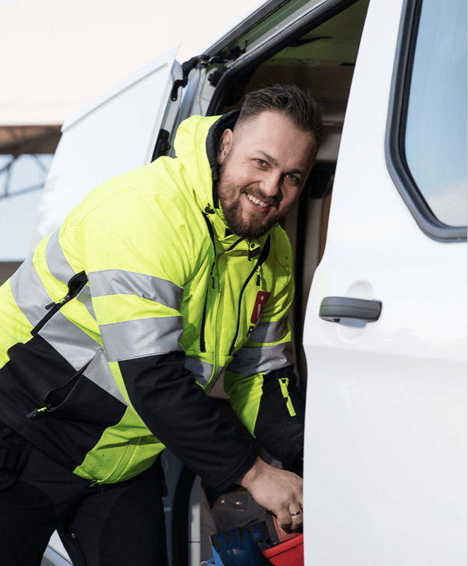 rms personal stående vid en bil