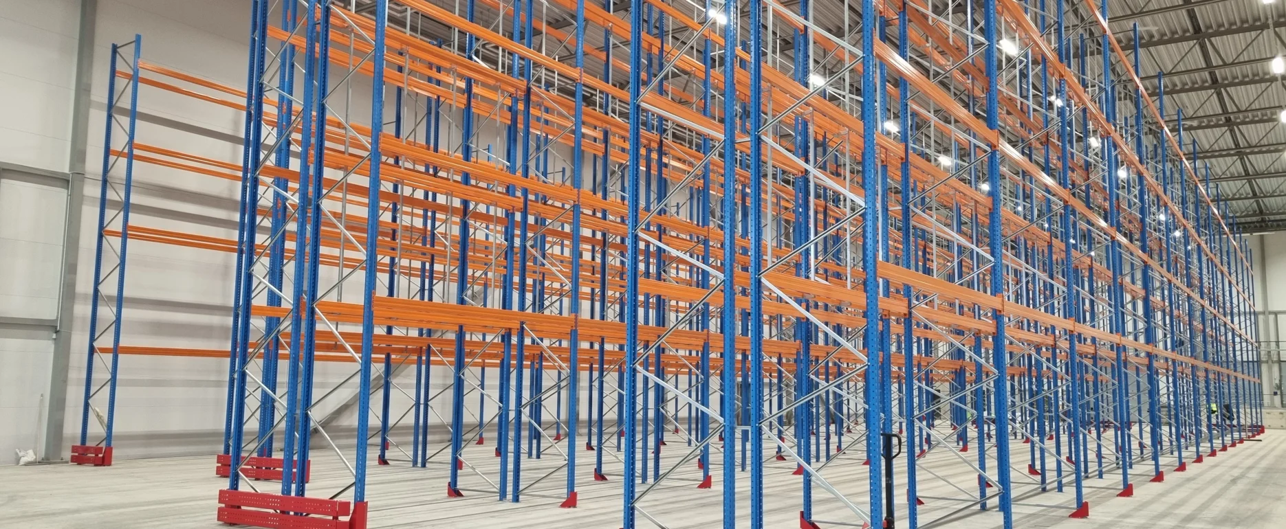 blått orange pallställage med röda gavelskydd.