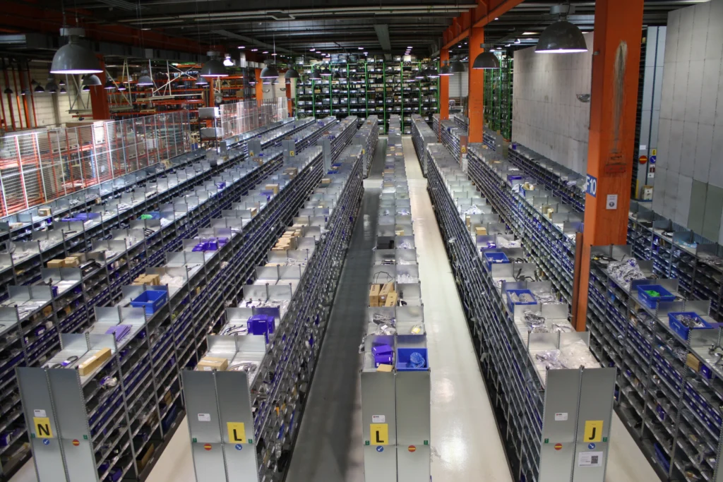 hyllor-med-lådor fyllda hyllor med ryggplåt