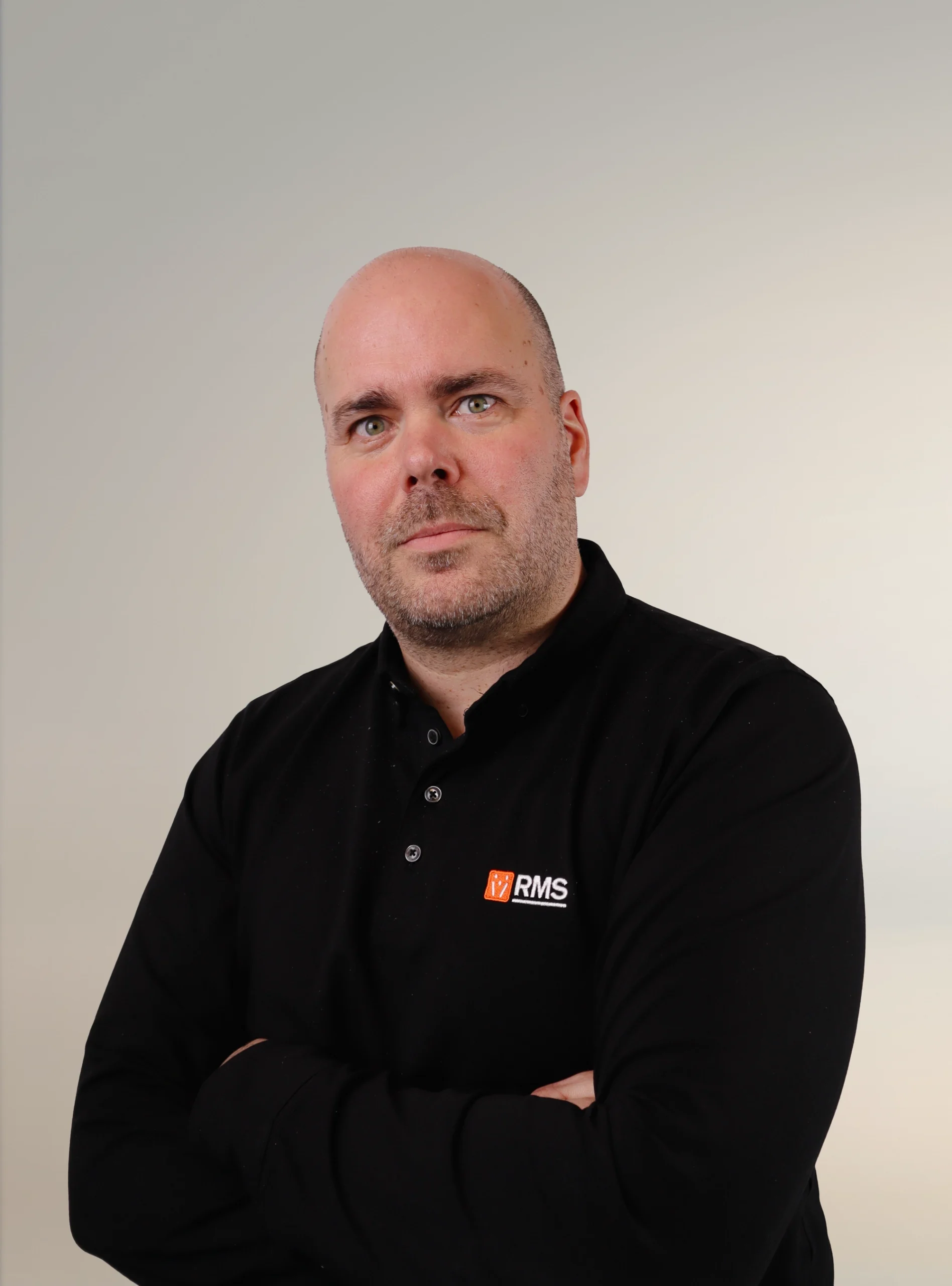 personalbild man i svart tröja