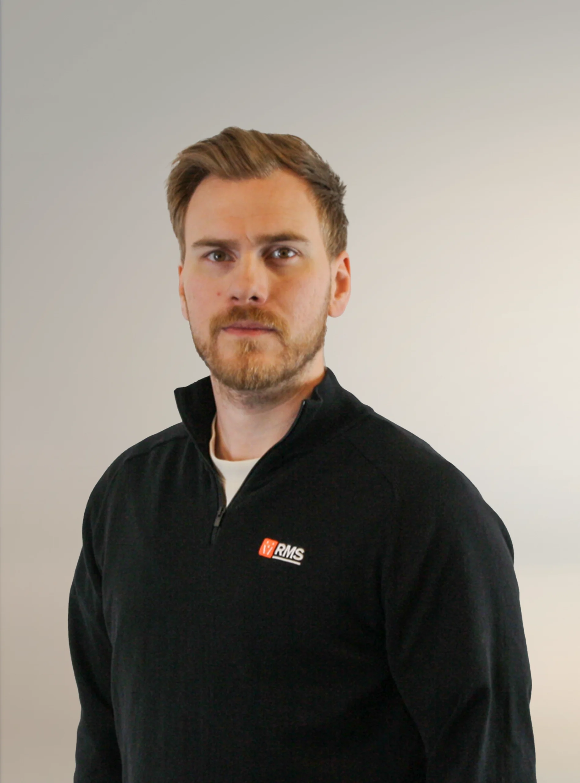 Patrick Elfver man i svart tröja.